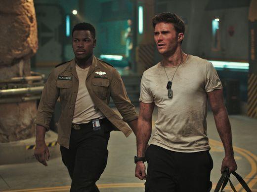 Pacific Rim: La Rivolta, una nuova immagine tratta dal film John Boyega e Scott Eastwood in una scena del film
