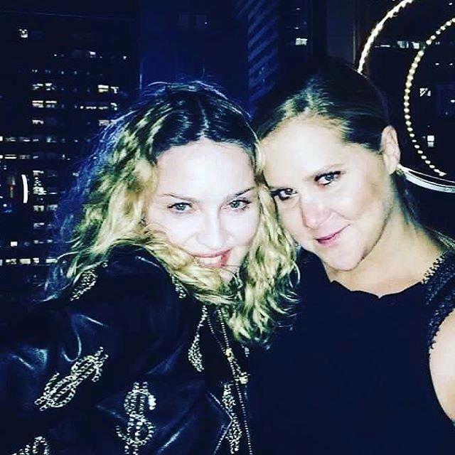 Amy Schumer e Madonna Madonna abbraccia Amy Schumer per un selfie