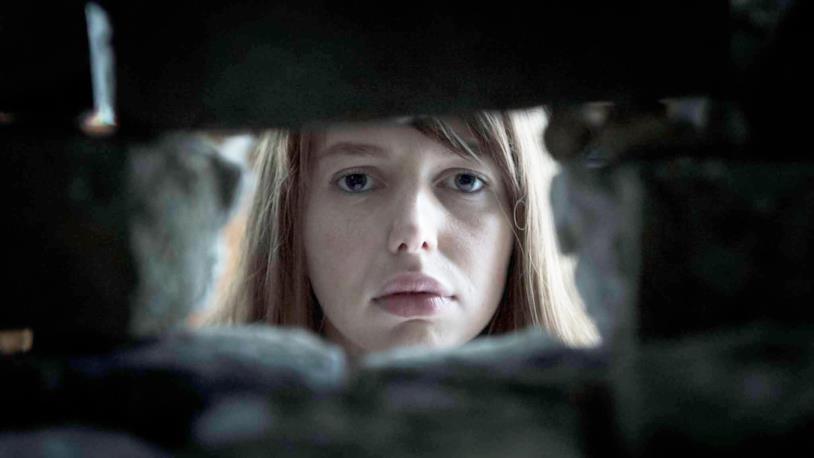 Seána Kerslake in una scena del film Seána Kerslake è Sarah O'Neil, la protagonista del film