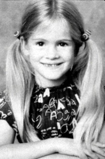 Julia Roberts Julia Roberts sorridente da bambina con i codini e le braccia incrociate