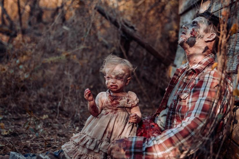 Photoshoot di Halloween a tema zombie con padre e figlia La bimba in versione zombie vicino a suo padre
