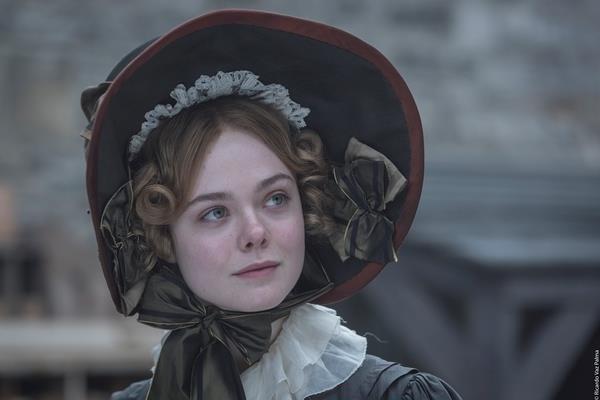 Elle Fanning nel dramma in costume Mary Shelley Primo piano di Elle Fanning in una scena di Mary Shelley