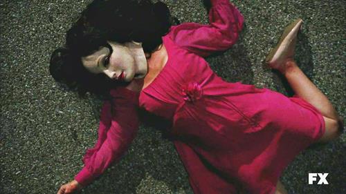 Addie in American Horror Story Addie investita da un pirata della strada in American Horror Story