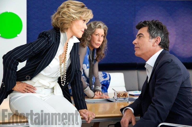 Grace & Frankie Grace seduta sul tavolo mentre fronteggia la sfacciataggine di Nick