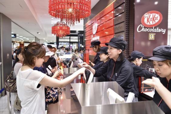La boutique di Kit Kat Chocolatory in Giappone Interno di una boutique di Kit Kat Chocolatory in Giappone