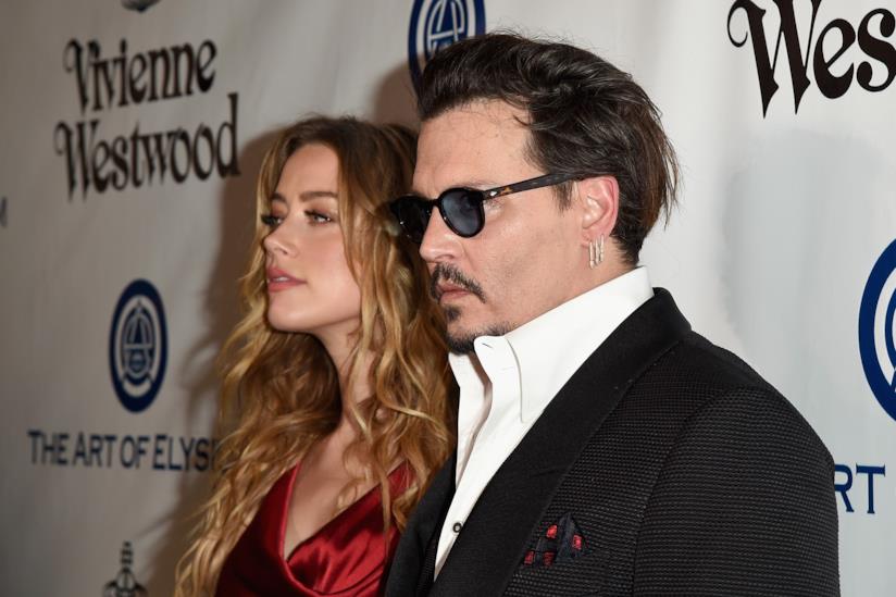 Amber Heard e Johnny Depp sono ufficialmente divorziati Primo piano di Johnny Depp e Amber Heard