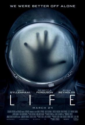 Locandina Life La locandina di Life con la mano dietro l'oblò