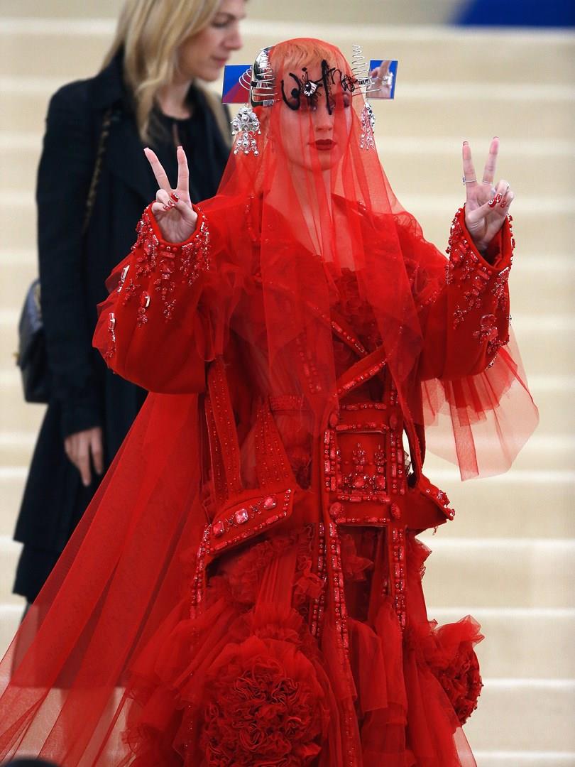 Katy Perry al MET Gala 2017 Katy Perry in rosso Margiela