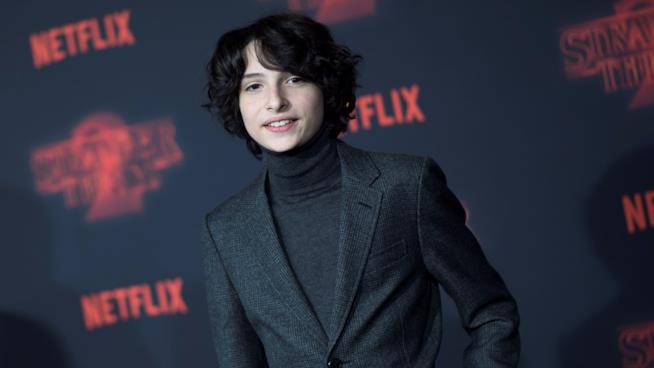 Finn Wolfhard non si ferma con i fan e finisce nella bufera Finn Wolfhard alla prima di Stranger Things 2