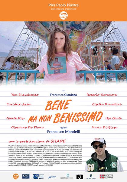 Il poster ufficiale di Bene ma non benissimo, commedia sul bullismo di Francesco Mandelli La locandina dell'opera prima di Francesco Mandelli, Bene ma non benissimo
