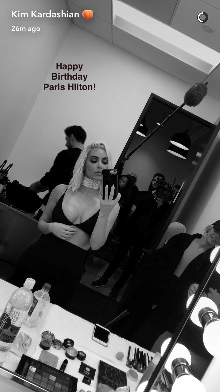 Kim Kardashian fa gli auguri a Paris Hilton e si tinge i capelli di biodo Gli auguri di Kim Kardashian a Paris Hilton su Snapchat