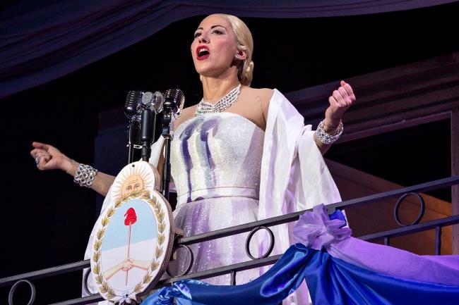Malika Ayane è Evita Perón nel nuovo musical firmato da Massimo Romeo Piparo Malika Ayan sul palco nel ruolo di Evita Perón