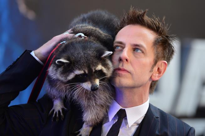 Addio a Oreo, il vero procione Rocket di Guardiani della Galassia Il regista James Gunn col procione Oreo