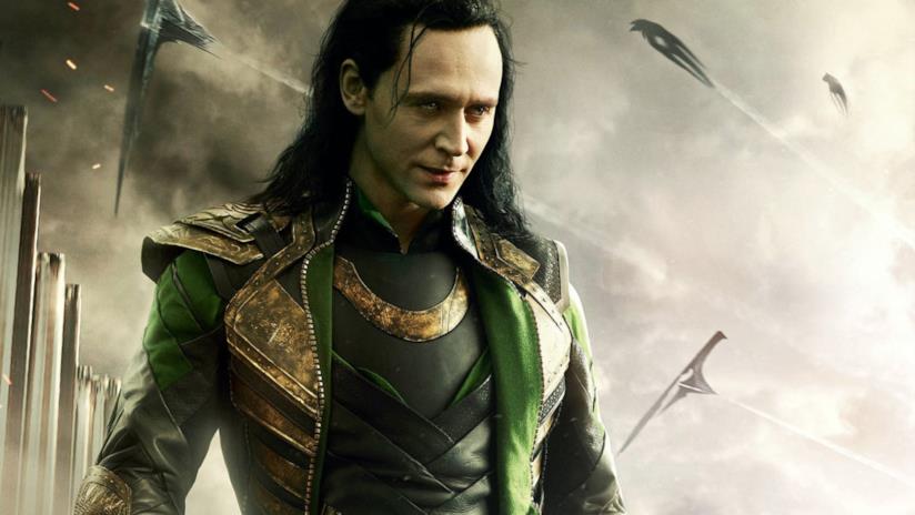 Tom Hiddleston parla della redenzione di Loki e della prossima serie TV dedicata al personaggio Un primo piano di Tom Hiddleston nei panni di Loki nel poster promozionale di Thor: Ragnarok