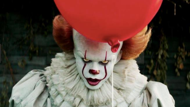 Svelata la durata di IT Un'immagine di Pennywise con il palloncino