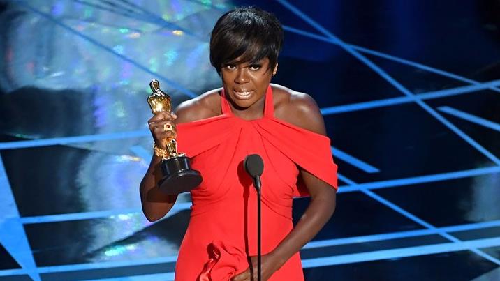 Viola Davis vince un Oscar 2017 e fa di nuovo la storia Viola Davis con l'Oscar vinto per Barriere (Fences)