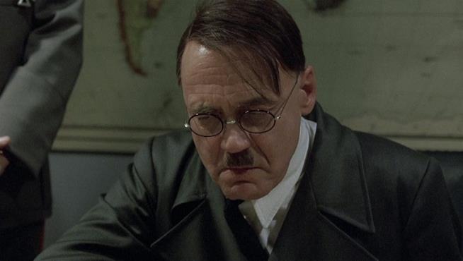 La scena originale del discorso di Hitler ne La caduta - Gli ultimi giorni di Hitler e le sue parodie più esilaranti Hitler durante il suo famoso discorso ne La caduta - Gli ultimi giorni di Hitler