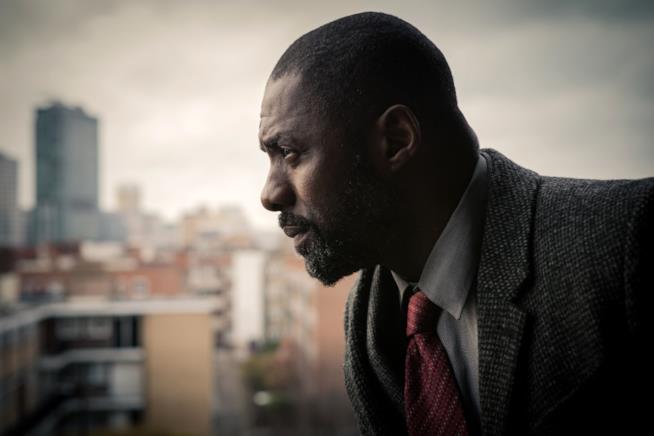 Idris Elba ha rivelato che stanno pensando a una stagione 5 di Luther L'attore idris Elba nei panni di Luther
