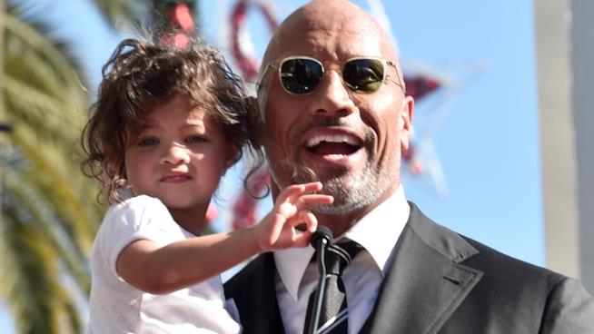 Dwayne Johnson ringrazia i paramedici e il personale che hanno aiutato la sua bambina di due anni Jasmine The Rock sorridente con sua figlia Jasmine