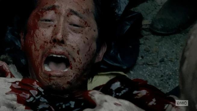 Steven Yeun coperto dai vaganti in The Walking Dead Steven Yeun tenta di sopravvivere a un'orda di vaganti in The Walking Dead