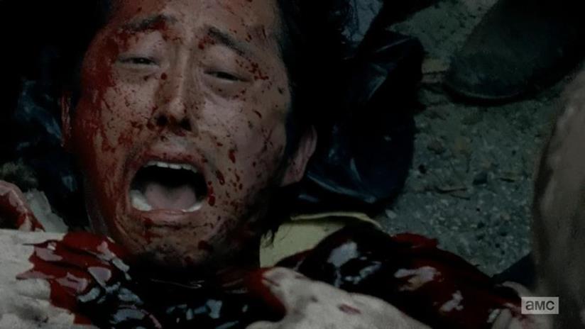 Steven Yeun coperto dai vaganti in The Walking Dead Steven Yeun tenta di sopravvivere a un'orda di vaganti in The Walking Dead