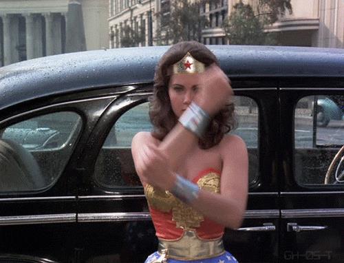 Lynda Carter in Wonder Woman Wonder Woman respinge proiettili nella serie anni '70