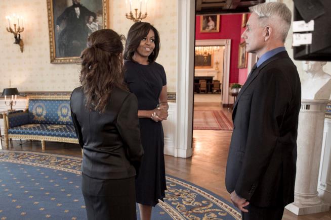 È ufficiale la partecipazione di Michelle Obama in NCIS. Ecco la foto Michelle Obama sorridente davanti a Mark Harmon sul set di NCIS