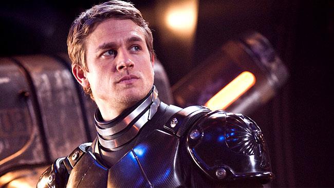 Charlie Hunnam ha dovuto rinunciare al sequel di Pacific Rim Charlie Hunnam in Pacific Rim