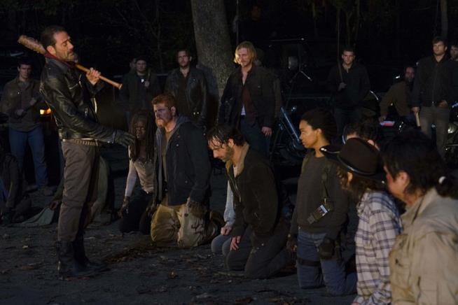 I protagonisti di The Walking Dead in ginocchio davanti a Negan Rick e gli altri si sottomettono a Negan in attesa del suo giudizio