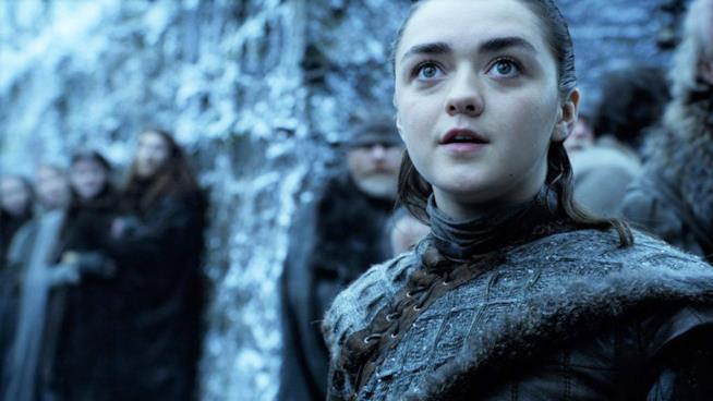 Game of Thrones 8, parola al produttore: dai ritmi della stagione all'idea scartata per lo spin-off Maisie Williams nella scena d'apertura di Game of Thrones 8