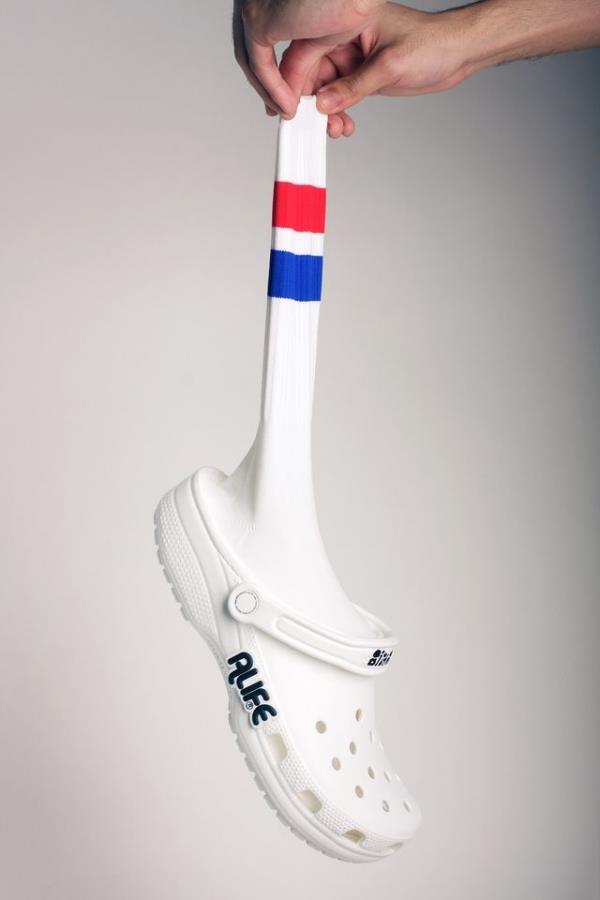 Crocs con calzini incorporati Dettagli sul modello di Crocs con calzini lunghi e bianchi incorporati prodotti da Alife