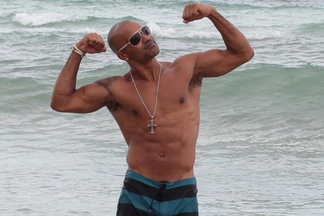 Shemar Moore è un vero sex symbol e queste 10 situazioni lo dimostrano Shemar Moore al mare mostra orgoglioso i suoi muscoli