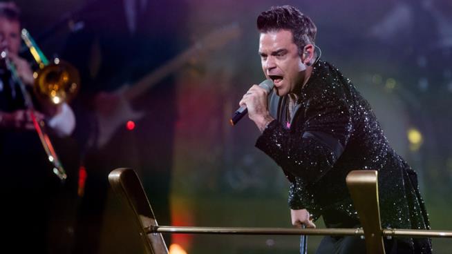 Robbie Williams non è gay, ma gli sarebbe piaciuto esserlo Robbie Williams sul palco durante un concerto