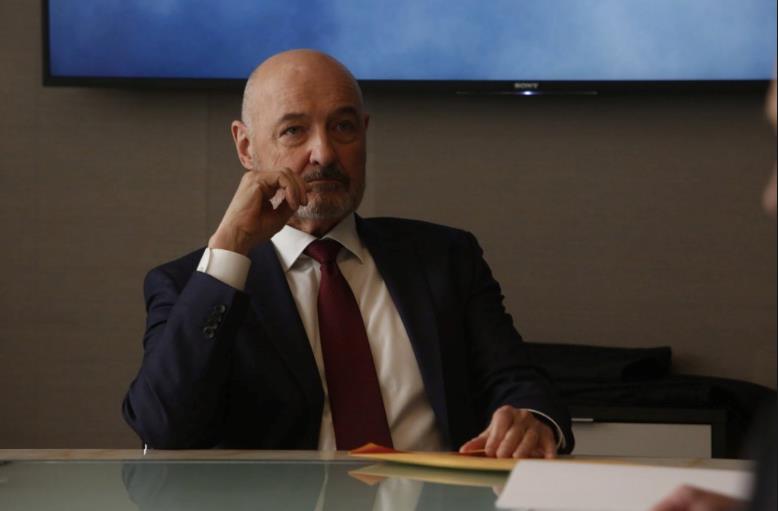 The Blacklist: Redemption The Blacklist: Redemption, Howard Hargrave in riunione