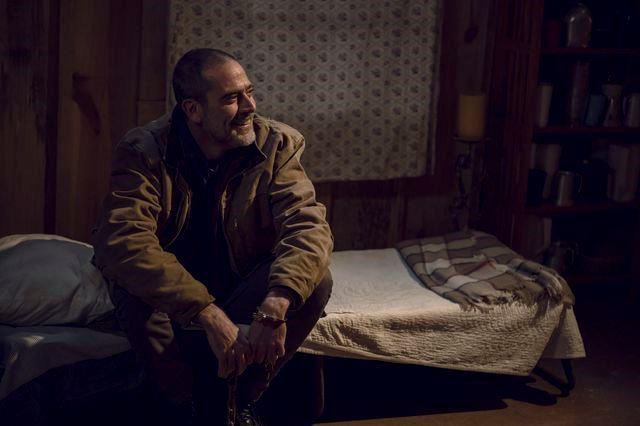 Negan fuori dalla cella nell'episodio 9x16 Negan esce dalla cella nel finale di stagione