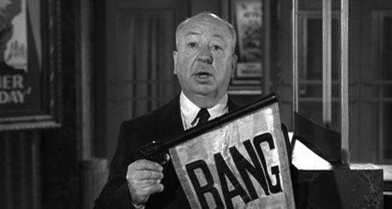 Alfred Hitchock in Alfred Hitchcock Presenta Alfred Hitchock tiene un cartello con scritto BANG