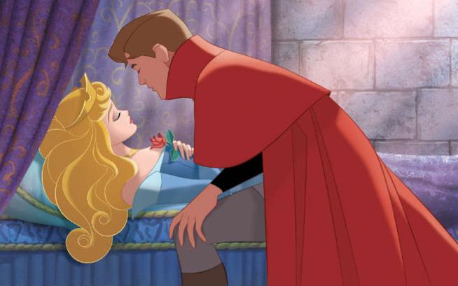 Mamma inglese denuncia la favola de La Bella Addormentata perché il Principe è un molestatore Il principe bacia Aurora in una scena del film Disney