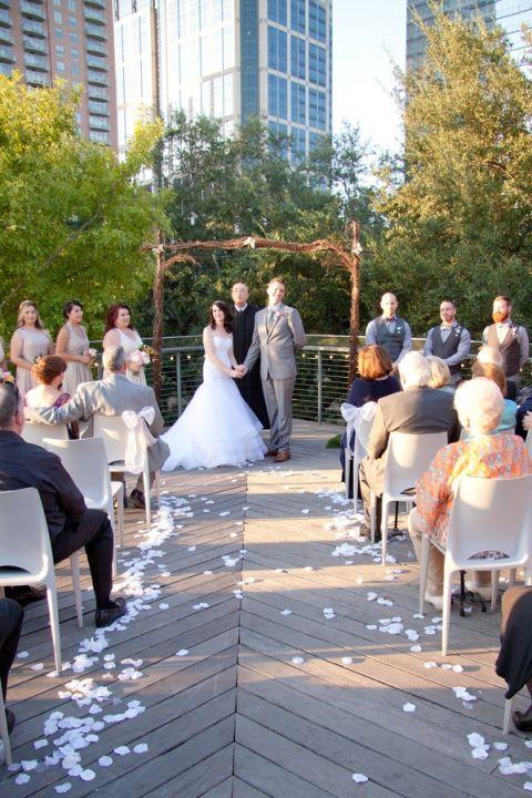 Matrimonio a tema Disney: Ashley Idema e Ty Junemann Ashley Idema e Ty Junemann durante le nozze a tema Disney