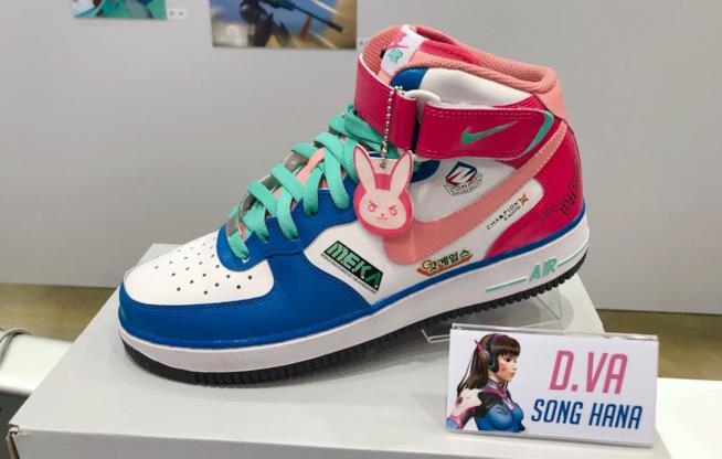 Arrivano le sneakers di Overwatch create dai fan Le scarpe fan-made dedicate a D.Va di Overwatch