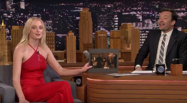 Game of Thrones 8, Sophie Turner incolpa Emilia Clarke per la gaffe del bicchiere da asporto Sophie Turner con un lungo vestito rosso