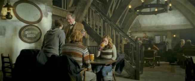 In Giappone i primi café dedicati ad Harry Potter e Animali Fantastici Harry, Ron ed Hermione ai Tre Manini di scopa