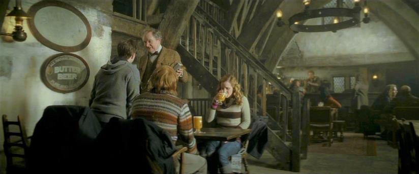In Giappone i primi café dedicati ad Harry Potter e Animali Fantastici Harry, Ron ed Hermione ai Tre Manini di scopa