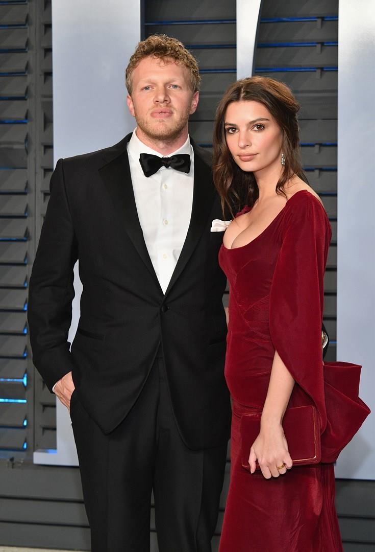 Emily Ratajkowski posa nuda per il marito Sebastian Bear-McClard Emily Ratajkowski e il marito Sebastian Bear-McClard