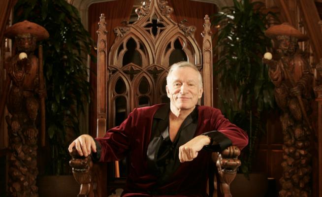 Hugh Hefner è morto? La sua risposta Hugh Hefner in vestaglia seduto su un trono