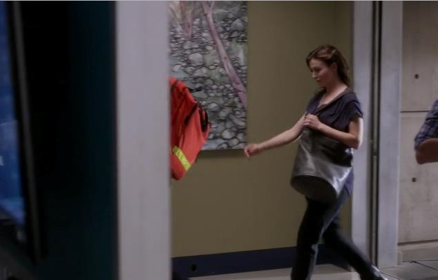 Amelia Shepherd in Grey's Anatomy Il pancione di Caterina Scorsone nascosto da una borsa