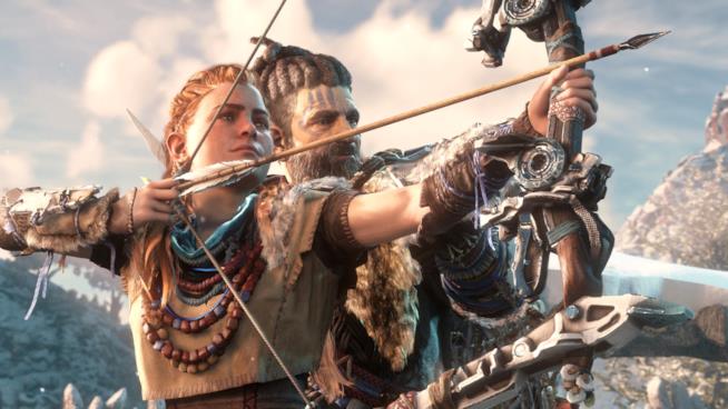 Horizon: Zero Dawn e The Last Guardian in nuovi video gameplay su PS4 Aloy tende l'arco in uno screenshot di Horizon: Zero Dawn