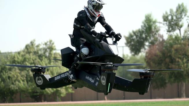 Un poliziotto guida un Hoverbike La polizia di Dubai ha iniziato le lezioni per guidare le moto volanti Hoverbike