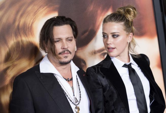 Johnny Depp accusa l'ex moglie Amber Heard di averlo preso a pugni Johnny Depp e Amber Heard