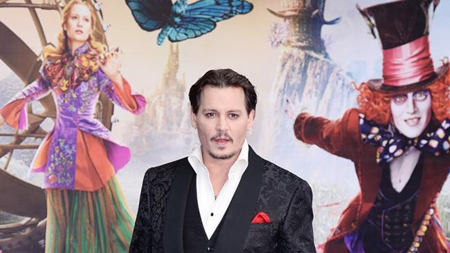Johnny Depp nei panni del Cappellaio Matto sorprende i fan a Disneyland Johnny Depp alla presentazione di Alice Attraverso lo Specchio