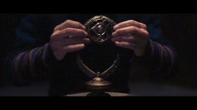 L'Occhio di Agamotto contiene la Gemma del Tempo L'Occhio di Agamotto in possesso di Doctor Strange